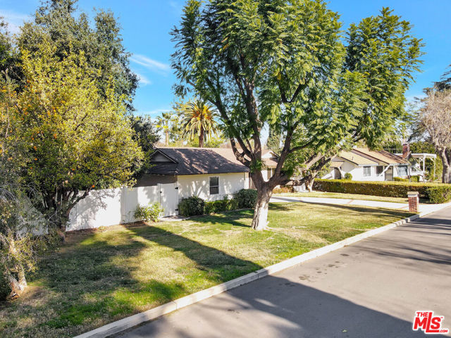 23153 Gonzales Drive, Woodland Hills CA: https://media.crmls.org/mediaz/7a395948-0b58-487d-a889-93e26d30337e.jpg