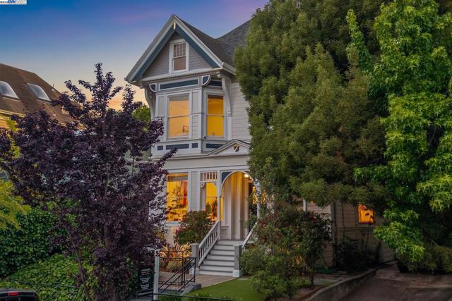 1709 Myrtle St, Oakland CA: https://media.crmls.org/mediaz/7a3972f7-6f07-4271-911f-c580dbb5b409.jpg