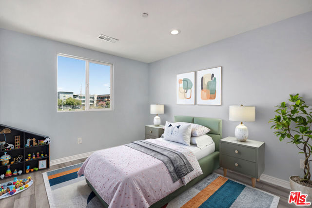 320 E 55th Street, Los Angeles CA: https://media.crmls.org/mediaz/7a3c1420-21a6-4ff6-b1f9-6b1e7bf26654.jpg