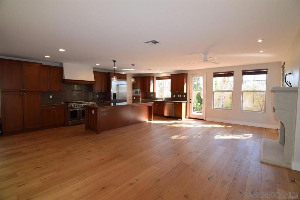 MLS #250039563SD image #9