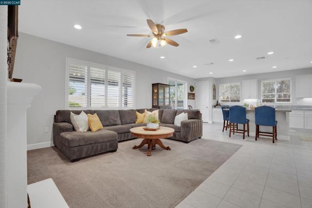 38 Pato Ct, Oakley CA: https://media.crmls.org/mediaz/7a3cff63-1235-4944-80a2-a1fd5221c99c.jpg