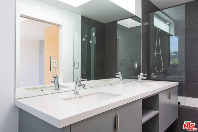 3907 De Longpre Avenue, Los Angeles CA: https://media.crmls.org/mediaz/7a3d9816-7e7d-410a-a001-10391d961dc3.jpg