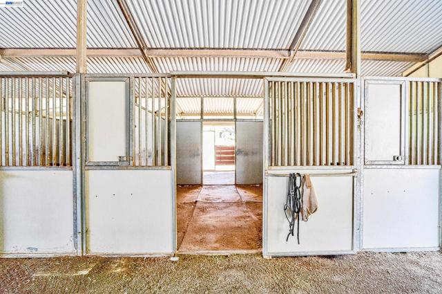 10700 Foothill Rd, Sunol CA: https://media.crmls.org/mediaz/7a3e5ead-b9b2-4e27-b2a8-037621a58bbc.jpg