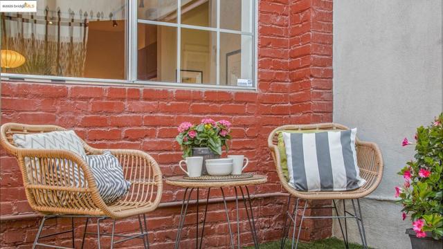 958 28th ST, Oakland CA: https://media.crmls.org/mediaz/7a4170dd-f582-475c-8efe-3764d074ea71.jpg