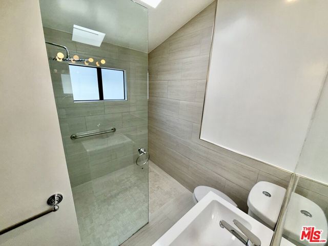 641 N Martel Avenue, Los Angeles CA: https://media.crmls.org/mediaz/7a4184d9-0f29-4e5b-864e-9dbd40e271db.jpg