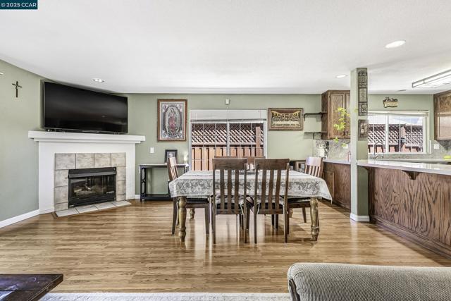 1795 Walnut Creek Dr, Santa Rosa CA: https://media.crmls.org/mediaz/7a43166b-8fe5-4414-ab76-4276101f8167.jpg
