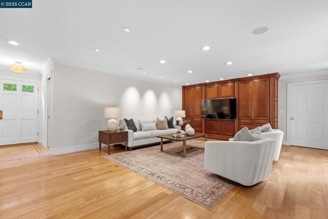 32 Kensington Ct, Alamo CA: https://media.crmls.org/mediaz/7a432916-8c20-4f7a-a211-5ee040122a97.jpg