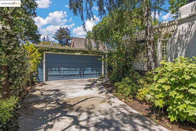 765 University Ave, Palo Alto CA: https://media.crmls.org/mediaz/7a443061-c4a3-47b0-8cca-c3462aaeba21.jpg