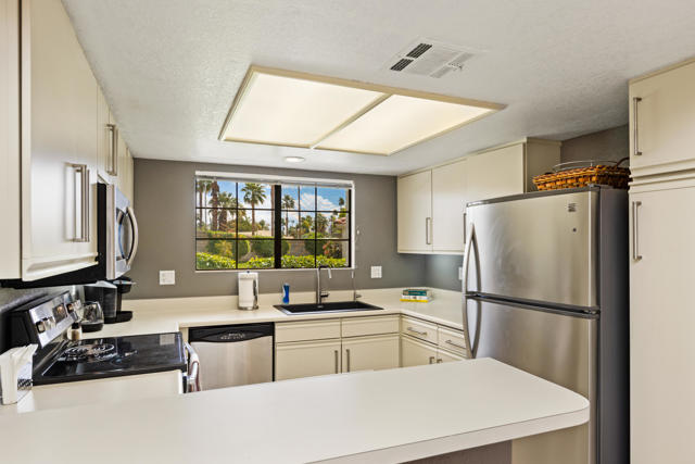 500 S Farrell Drive, Palm Springs CA: https://media.crmls.org/mediaz/7a461ed9-de90-459e-b20e-a00938428881.jpg