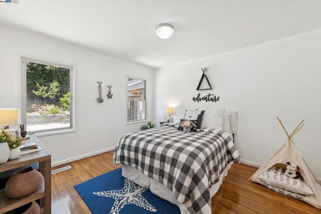 14886 Wake Ave, San Leandro CA: https://media.crmls.org/mediaz/7a46e59c-ff72-4241-9bf4-5385ac2cc92e.jpg