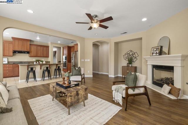 670 W Privado Way, Mountain House CA: https://media.crmls.org/mediaz/7a4714b2-e3f9-4df4-93c9-343d311d5c95.jpg
