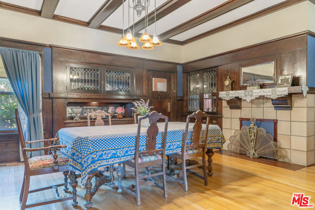 1049 Elden Avenue, Los Angeles CA: https://media.crmls.org/mediaz/7a4715d2-b6e2-4e66-b48a-98b157d1f4c4.jpg