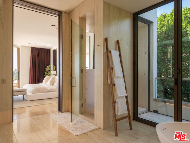 1305 Collingwood Place, Los Angeles CA: https://media.crmls.org/mediaz/7a4863c5-e3aa-4edf-88bf-9428e506fba9.jpg