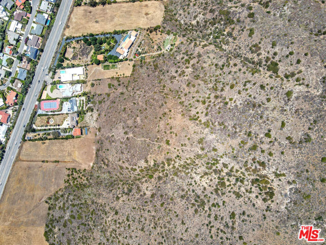 31701 Pacific Coast Hwy, Malibu CA: https://media.crmls.org/mediaz/7a4a11f4-f550-4835-a4dd-3e320ecce1b8.jpg