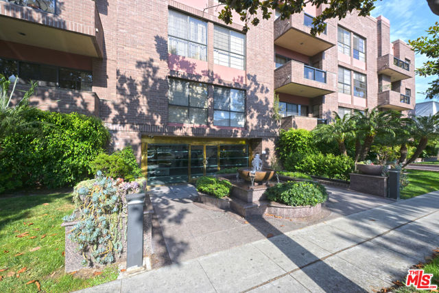 234 S Gale Drive, Beverly Hills CA: https://media.crmls.org/mediaz/7a4a554a-679a-41f5-b222-6c4ba37e5aae.jpg