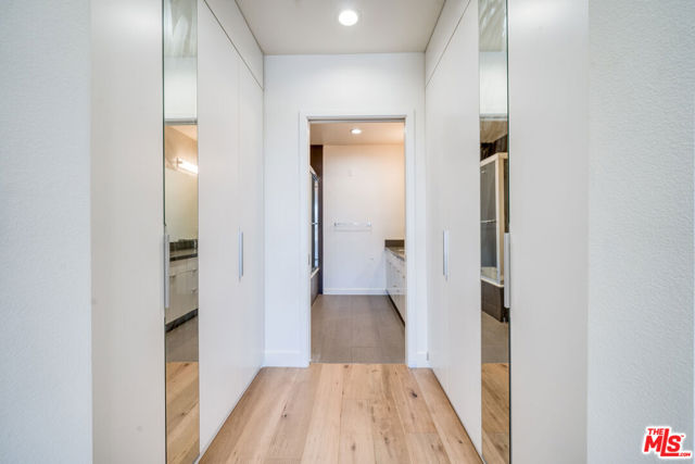 105 S Mariposa Avenue, Los Angeles CA: https://media.crmls.org/mediaz/7a4a7e22-c4f6-4a67-bec0-5d0bb18361a2.jpg