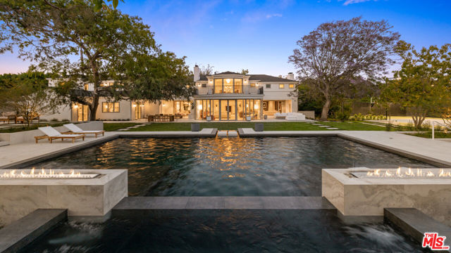901 N Whittier Drive, Beverly Hills CA: https://media.crmls.org/mediaz/7a4a889f-3d5b-4196-86f4-210028f4b938.jpg