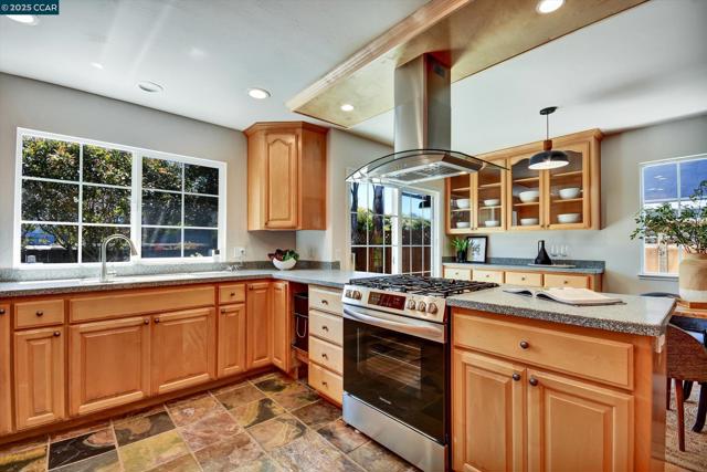 423 Casa Del Mar Dr, Half Moon Bay CA: https://media.crmls.org/mediaz/7a4a91bc-98f1-421a-a0f0-0029c32e7fa7.jpg