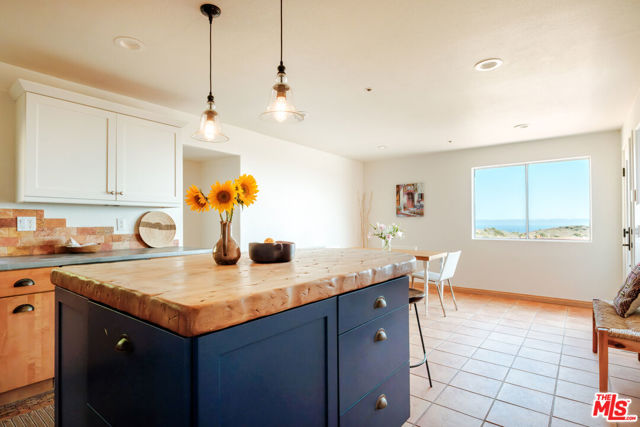 3029 Sequit Drive, Malibu CA: https://media.crmls.org/mediaz/7a4b2ec4-94ea-45cd-a7a3-d05d170b048f.jpg