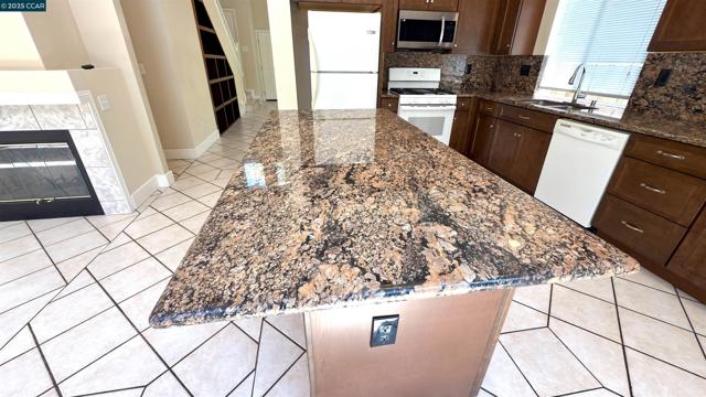 1135 Ranch Point Way, Antioch CA: https://media.crmls.org/mediaz/7a4b3251-68f9-4399-bedb-e9451ba6e0a3.jpg
