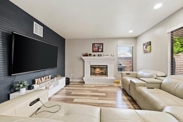 Detail Gallery Image 6 of 26 For 15560 La Entrada Dr, Moreno Valley,  CA 92551 - 5 Beds | 3 Baths