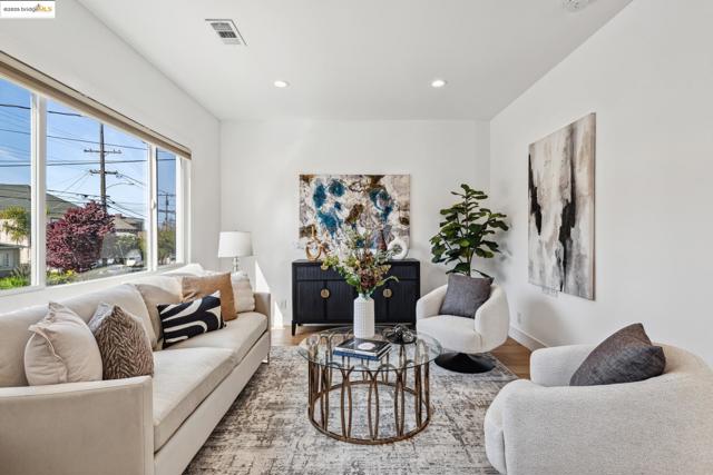 934 Apgar St, Oakland CA: https://media.crmls.org/mediaz/7a4d543b-4260-461c-b4d2-eb228a942648.jpg