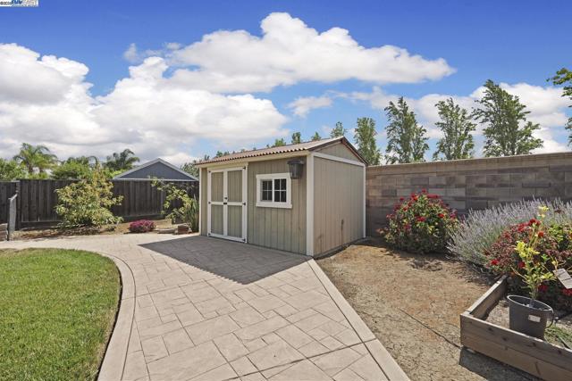 247 N Menlo Park Ct, Mountain House CA: https://media.crmls.org/mediaz/7a4d69da-3c92-46b1-b505-383ea4dc58d2.jpg