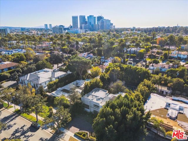705 N Camden Drive, Beverly Hills CA: https://media.crmls.org/mediaz/7a4d7fb2-dbf5-4de6-826f-8136ec5d6b30.jpg