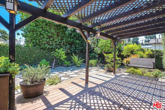 11472 Diller Avenue, Culver City CA: https://media.crmls.org/mediaz/7a4e6d1f-2d78-43be-b5db-e99342088c5d.jpg