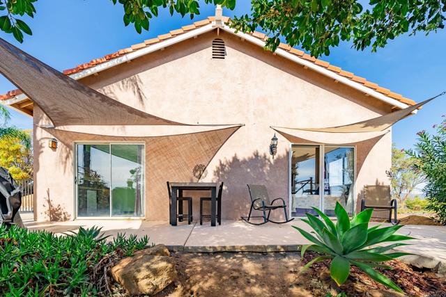 1185 Cedar Summit Drive, Ramona CA: https://media.crmls.org/mediaz/7a4f2206-d4d8-4586-a496-17835df951e6.jpg