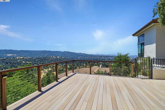 530 Oakshire Pl, Alamo CA: https://media.crmls.org/mediaz/7a4fe4bc-bebc-4018-8469-f99a9b10c206.jpg