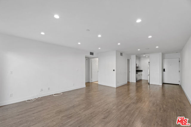 725 N Alfred Street, Los Angeles CA: https://media.crmls.org/mediaz/7a4ffeda-9e98-49ed-8f94-84ac9dfb9209.jpg