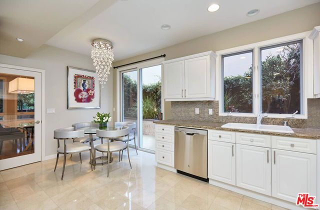 121 N Almont Drive, Beverly Hills CA: https://media.crmls.org/mediaz/7a503607-62c8-4069-a90d-63bf02611d18.jpg