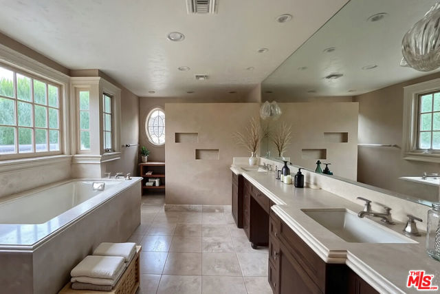 612 N Alta Drive, Beverly Hills CA: https://media.crmls.org/mediaz/7a50807a-d87d-4f0a-9735-7e4dec883592.jpg