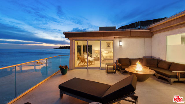 26050 Pacific Coast Highway, Malibu CA: https://media.crmls.org/mediaz/7a50d78b-eda0-46a5-9139-03be7fdb0c08.jpg