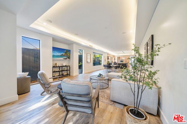 1903 S Bedford Street, Los Angeles CA: https://media.crmls.org/mediaz/7a50dd02-0901-4fa9-ab39-c5bfc0903764.jpg