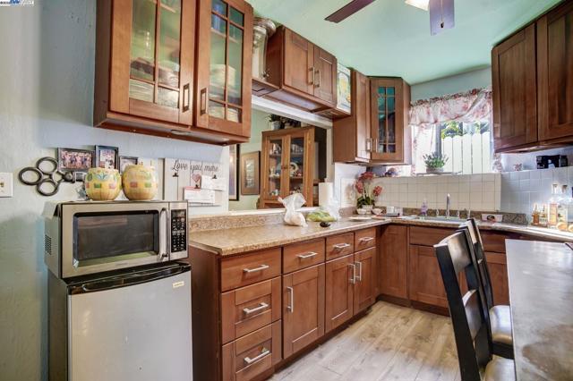 1725 96Th Ave, Oakland CA: https://media.crmls.org/mediaz/7a513942-3c29-4c9f-adfc-741c9d184001.jpg