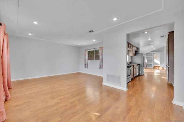 5170 Randlett Dr, La Mesa CA: https://media.crmls.org/mediaz/7a52451e-1d05-421e-8933-0b9e33973030.jpg