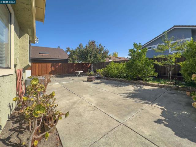 319 Oak Glen Ct, Martinez CA: https://media.crmls.org/mediaz/7a52a4d9-e48f-45e7-8238-3b032df77059.jpg