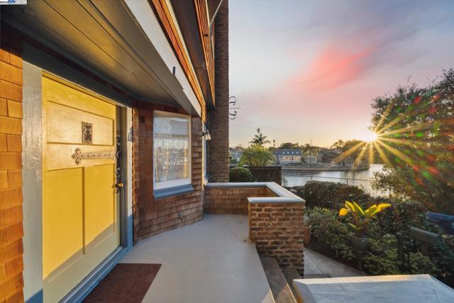 2000 CLINTON AVENUE, Alameda CA: https://media.crmls.org/mediaz/7a52c2eb-55ff-4694-8c0e-6437ee6c85d7.jpg