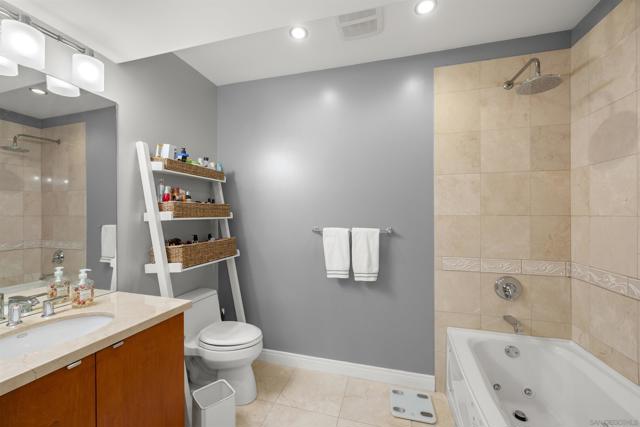 550 Front St, San Diego CA: https://media.crmls.org/mediaz/7a52f058-a897-4959-b126-28a99dd5f819.jpg