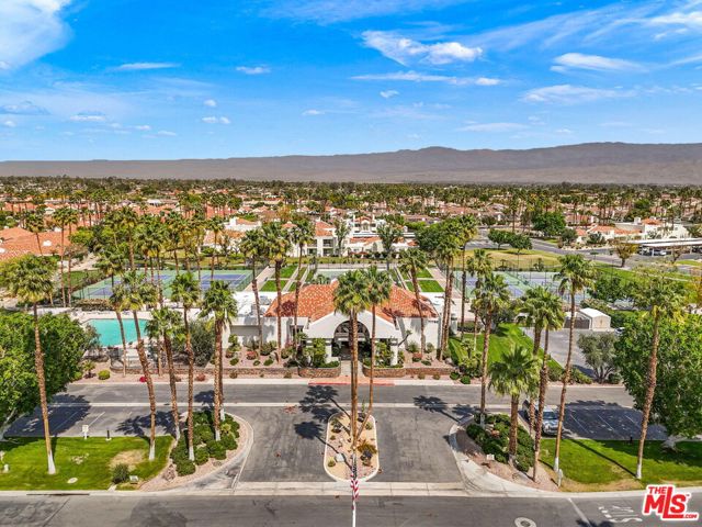 43570 Via Majorca, Palm Desert CA: https://media.crmls.org/mediaz/7a52fefa-fe34-41e7-8bcc-11b2a4c5ca78.jpg