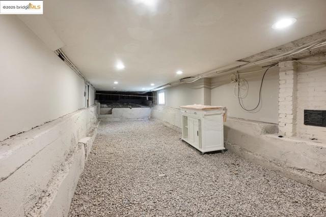 5344 Walnut St, Oakland CA: https://media.crmls.org/mediaz/7a53e015-2478-442b-a265-077ac6524255.jpg