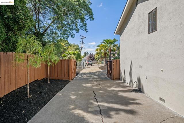 1995 149th Ave, San Leandro CA: https://media.crmls.org/mediaz/7a5446aa-83bf-4968-b397-2a3f916fd544.jpg