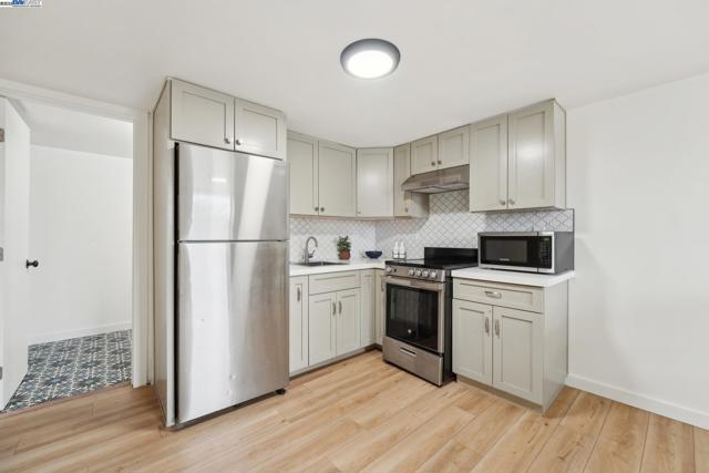 2155 42nd Ave, Oakland CA: https://media.crmls.org/mediaz/7a55032b-b5d4-477d-9fa8-3ab2b8965d99.jpg