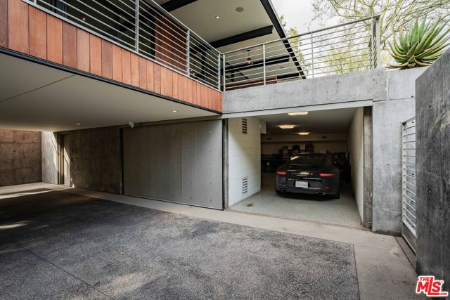 5228 Escalante Drive, La Canada Flintridge CA: https://media.crmls.org/mediaz/7a550679-0e93-41d9-8b2a-ef32f1968e26.jpg