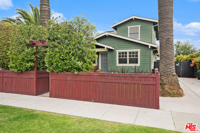 2439 Glyndon Avenue, Venice CA: https://media.crmls.org/mediaz/7a552854-a8cc-471f-bf85-2c9458a78abd.jpg
