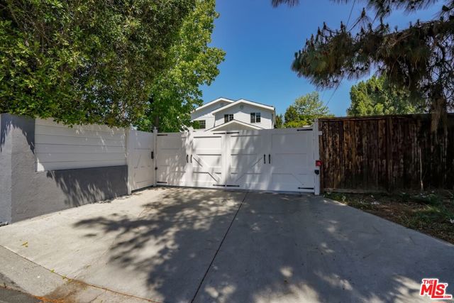 5114 Cedros Avenue, Sherman Oaks CA: https://media.crmls.org/mediaz/7a552cb1-320e-4af2-b6ff-663e41155dab.jpg
