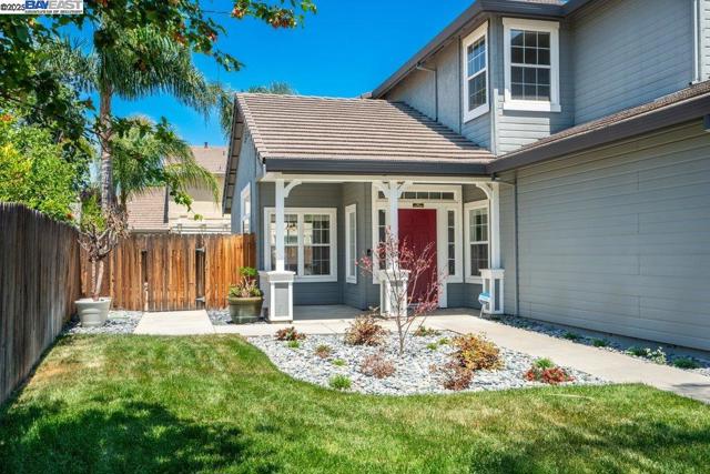 2315 Sabrina Way, Tracy CA: https://media.crmls.org/mediaz/7a564935-c167-427e-8693-b618f9d8ce37.jpg
