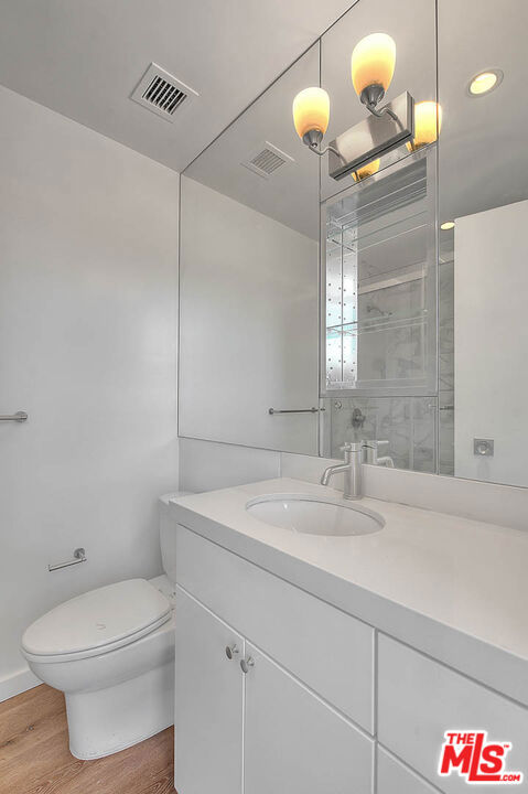 9255 Doheny Road, West Hollywood CA: https://media.crmls.org/mediaz/7a566f5e-cdc2-46a9-8383-37e0e9f6dafd.jpg